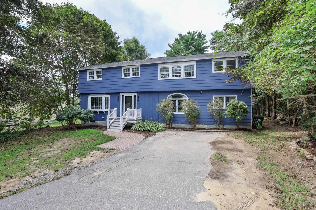 Photo of 28 Swan Avenue, Bedford, NH 03110 (MLS # 5106943)