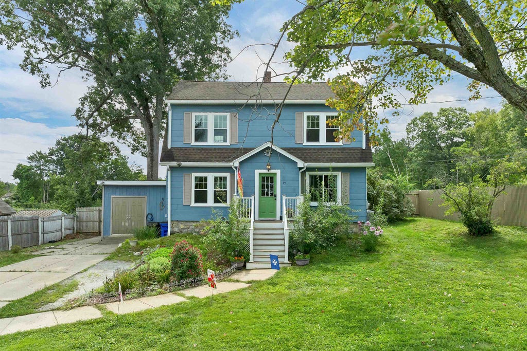 Photo of 17 Desaulnier Street, Goffstown, NH 03045 (MLS # 5105734)