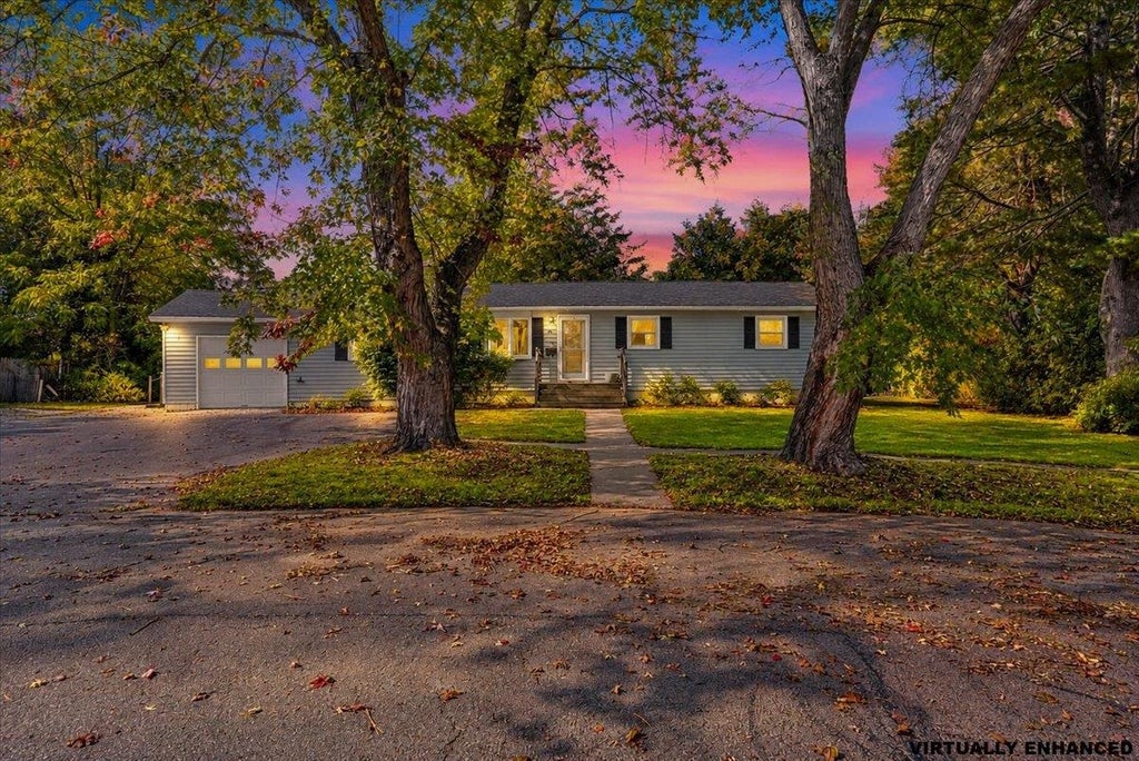 Photo of 20 Suzanne Drive, Portsmouth, NH 03801 (MLS # 5113261)