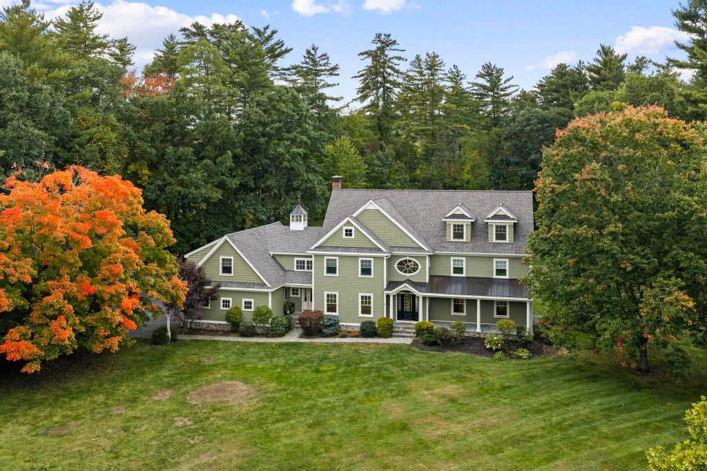 Photo of 8 Wright Acres Road, Bedford, NH 03110 (MLS # 5112383)