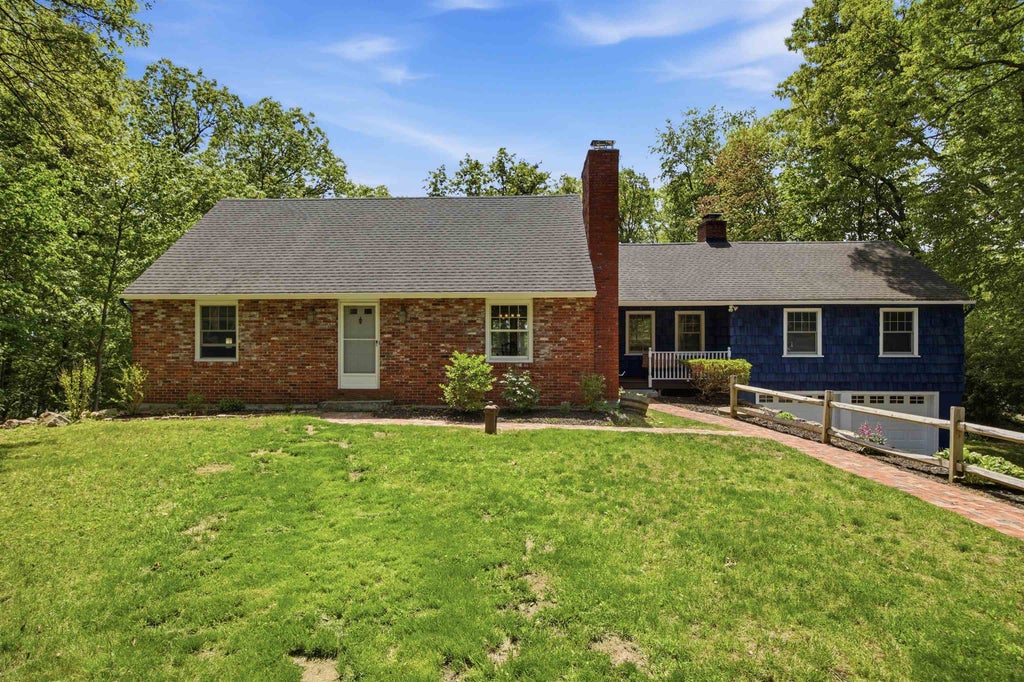Photo of 5 Pinecrest Circle, Bedford, NH 03110 (MLS # 5091026)
