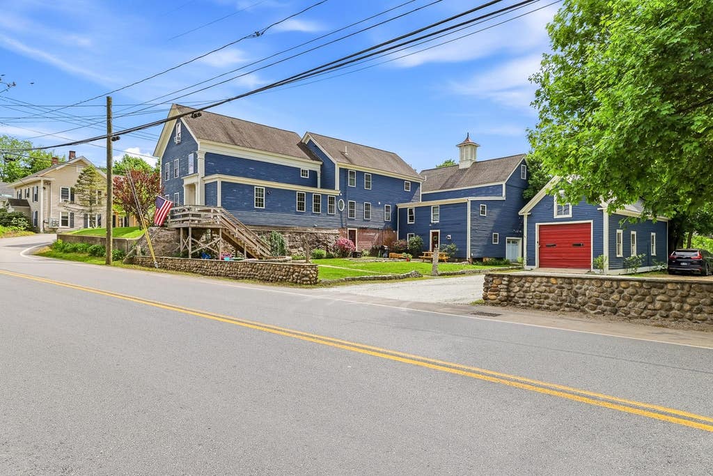 Photo of 1 Old Manchester Road #A, Raymond, NH 03077 (MLS # 5103289)
