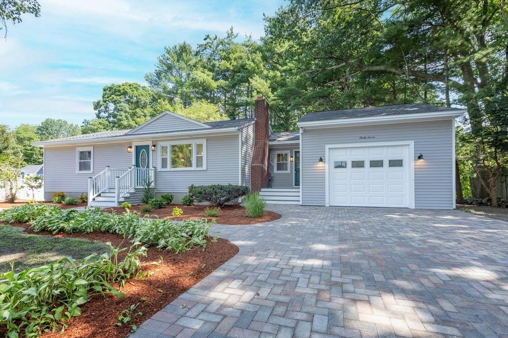 Photo of 37 Iris Avenue, Salem, NH 03079 (MLS # 5106079)