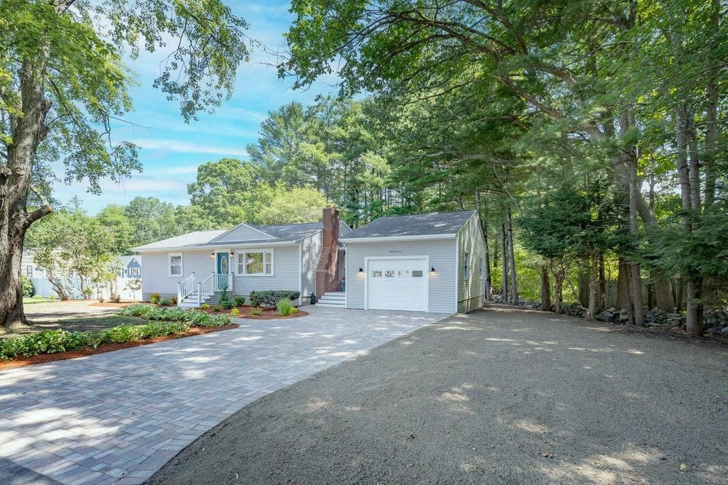 Photo of 37 Iris Avenue, Salem, NH 03079 (MLS # 5106079)