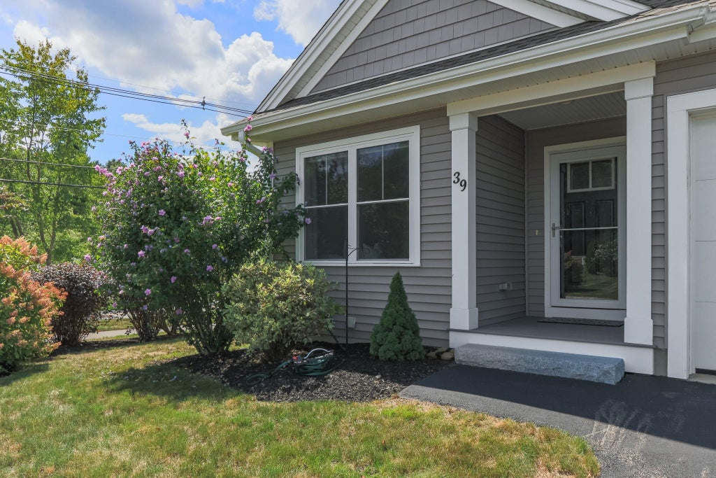 Photo of 39 Pasture Lane #1, Nashua, NH 03062 (MLS # 5108797)