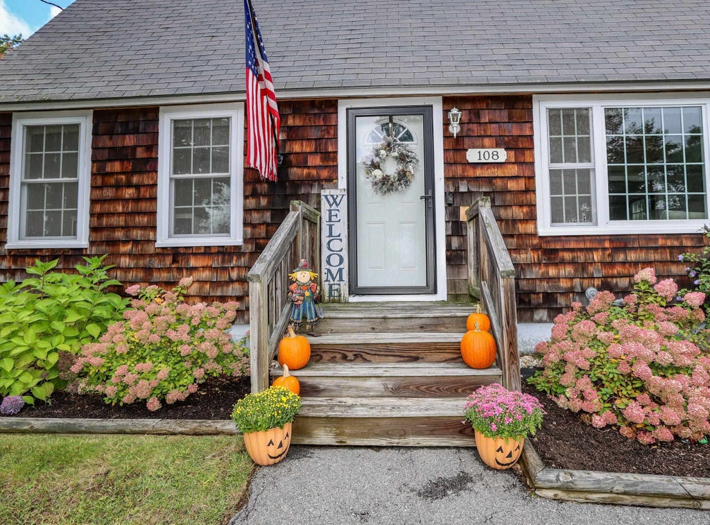 Photo of 108 Westwood Drive, Nashua, NH 03062 (MLS # 5112194)