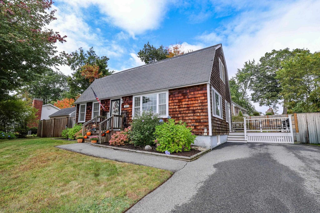 Photo of 108 Westwood Drive, Nashua, NH 03062 (MLS # 5112194)