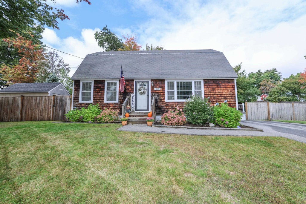 Photo of 108 Westwood Drive, Nashua, NH 03062 (MLS # 5112194)