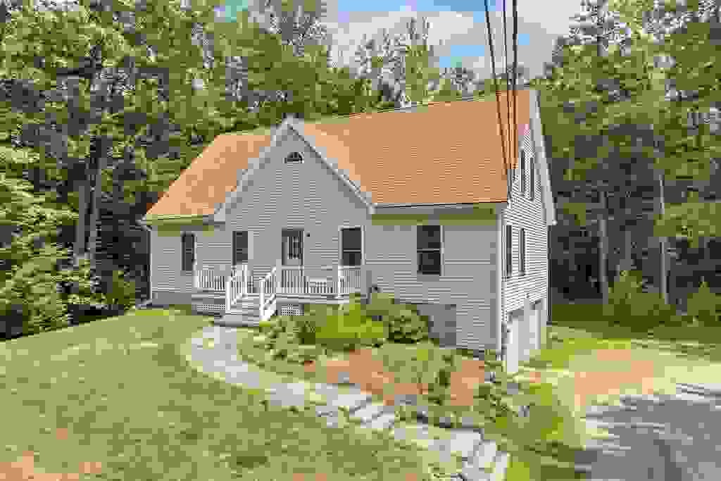Photo of 88 Linwood Drive, Alton, NH 03809 (MLS # 5103093)