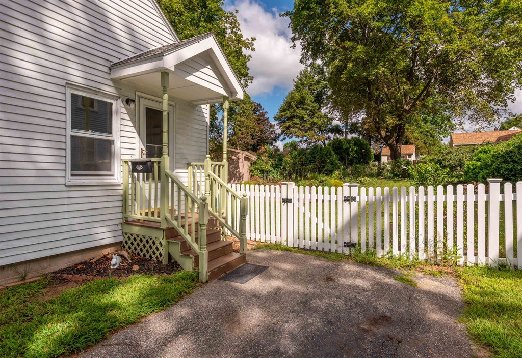 Photo of 33 Charlotte Avenue, Nashua, NH 03064 (MLS # 5108040)