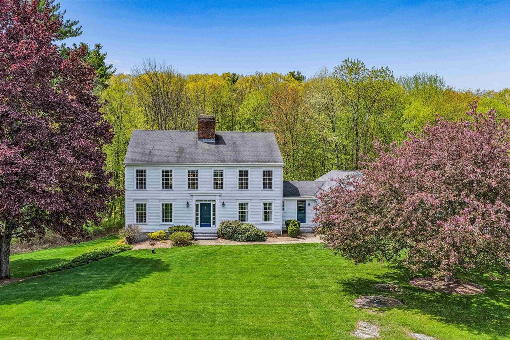 Photo of 11 Puritan Drive, Bedford, NH 03110 (MLS # 5109136)
