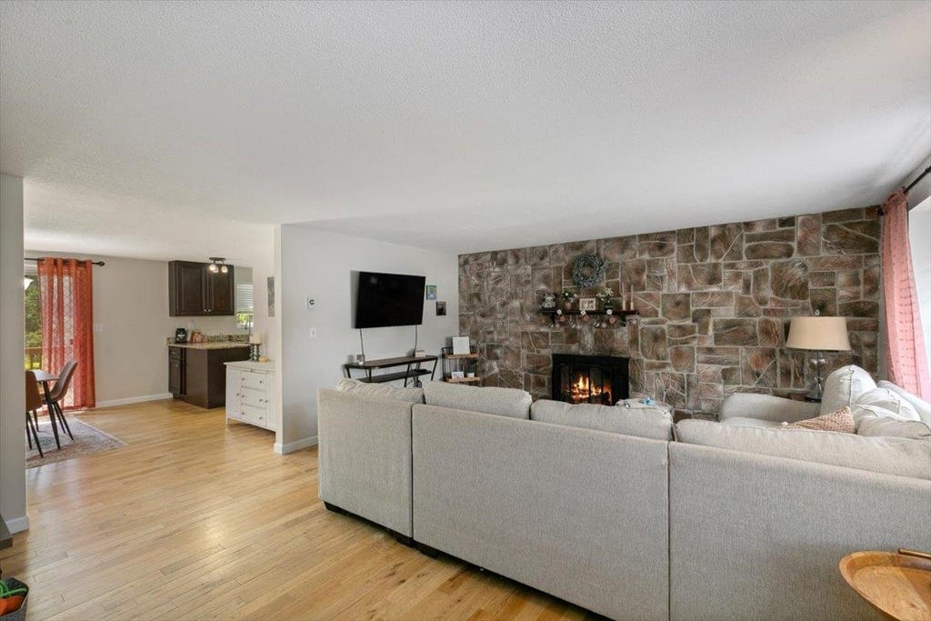 Photo of 114 Fieldstone Drive, Londonderry, NH 03053 (MLS # 5102872)