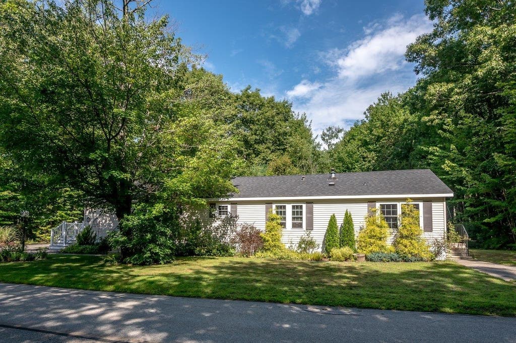 Photo of 32 Hawaii Lane, Rochester, NH 03867 (MLS # 5103730)