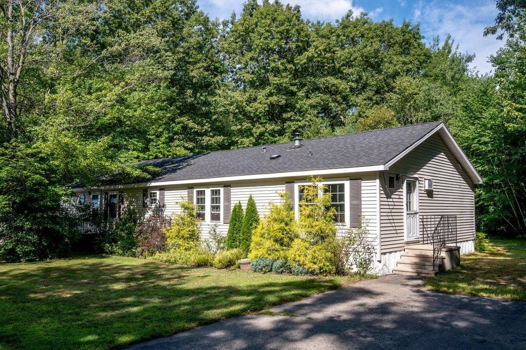 Photo of 32 Hawaii Lane, Rochester, NH 03867 (MLS # 5103730)