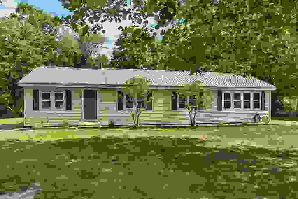 Photo of 28 Mount Vernon Street, Farmington, NH 03835 (MLS # 5103606)
