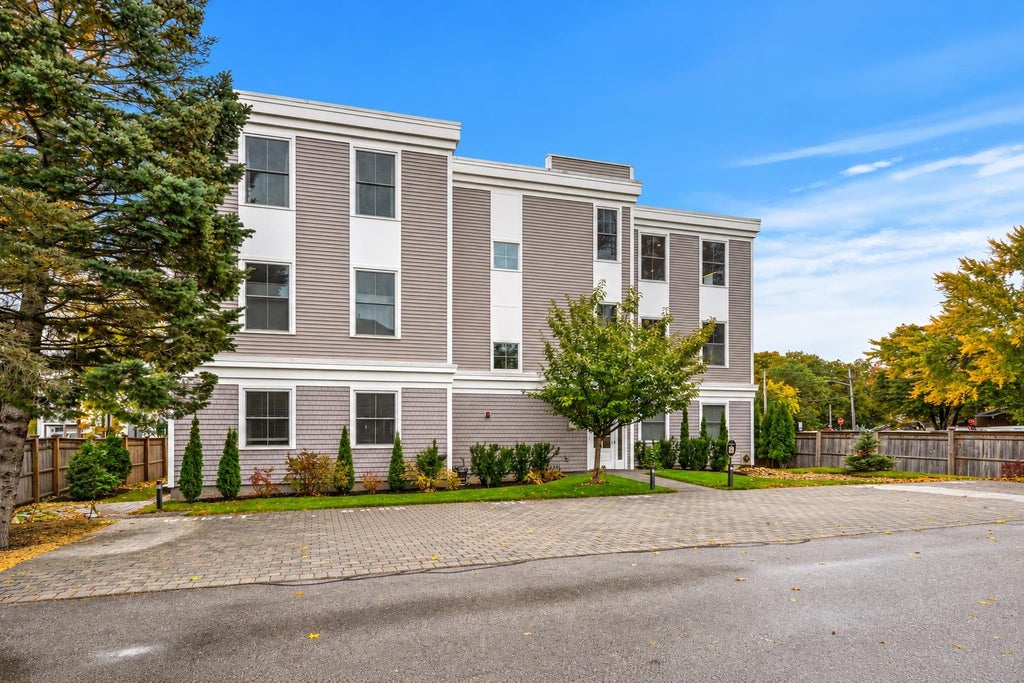 Photo of 12 Front Street #301, Exeter, NH 03833 (MLS # 5114002)