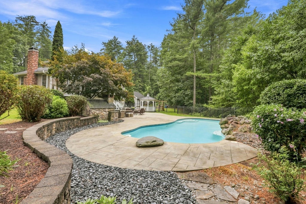 Photo of 16 Lantern Lane, Londonderry, NH 03053 (MLS # 5108512)