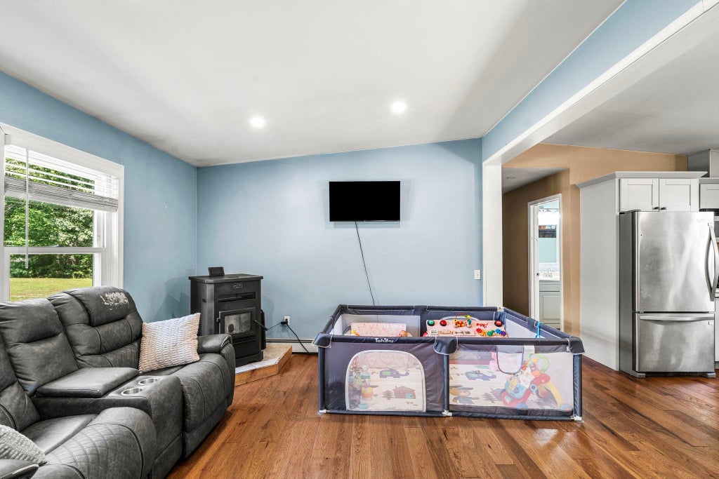 Photo of 9 Dee Dee Drive, Sandown, NH 03873 (MLS # 5109072)