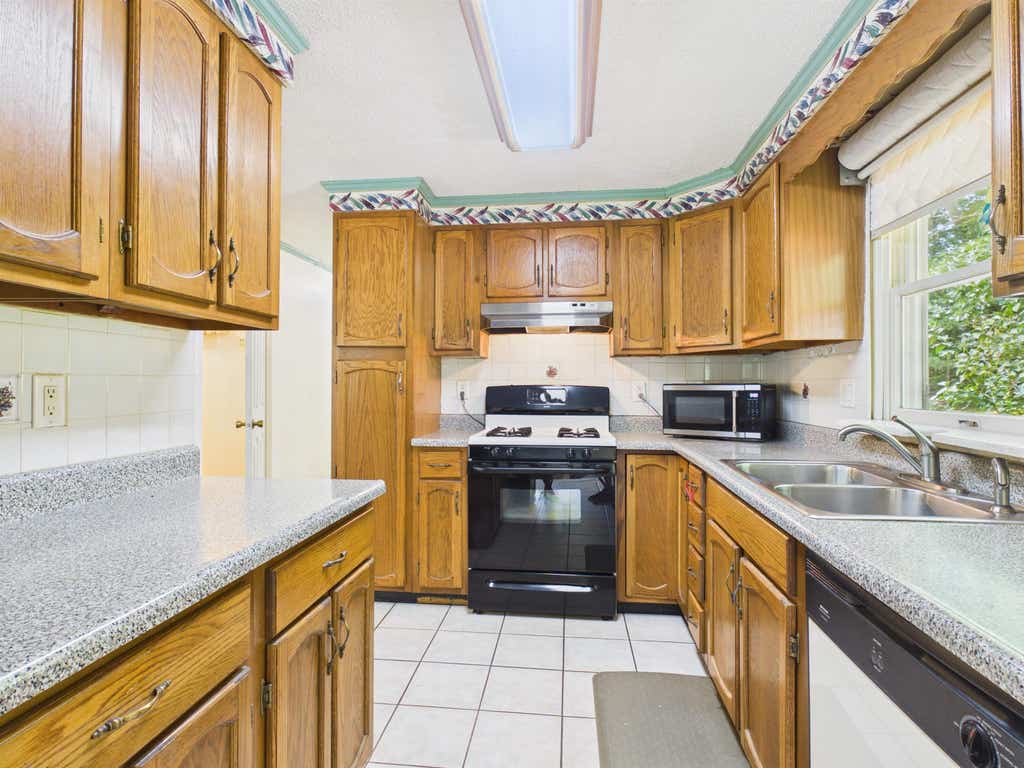 Photo of 10 Beruk Hill Road, Hinsdale, NH 03451 (MLS # 5103807)