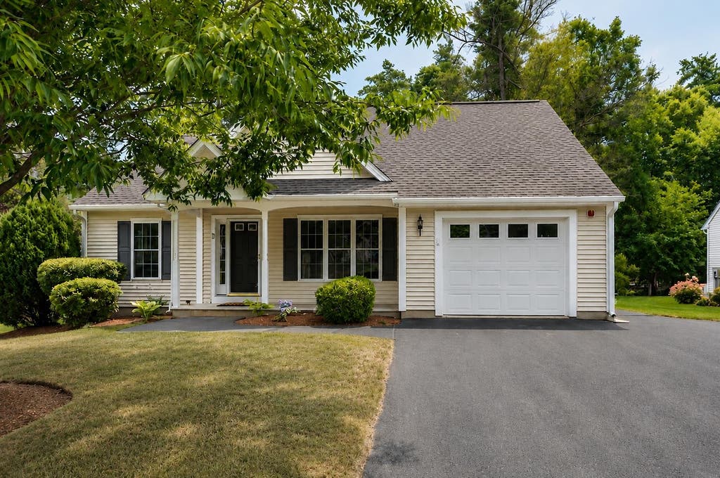 Photo of 2 Dixon Drive, Litchfield, NH 03052 (MLS # 5102461)