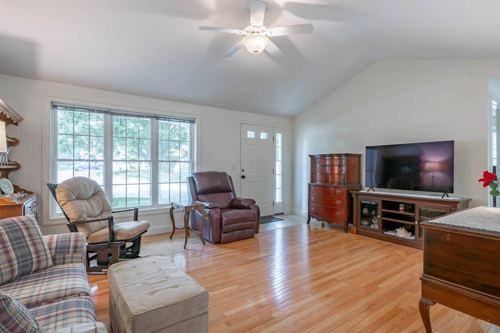 Photo of 2 Dixon Drive, Litchfield, NH 03052 (MLS # 5102461)