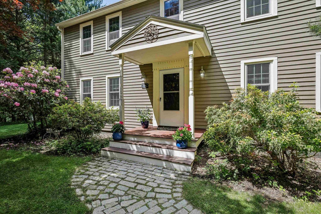 Photo of 17 Candlewood Drive, Amherst, NH 03031 (MLS # 5094516)