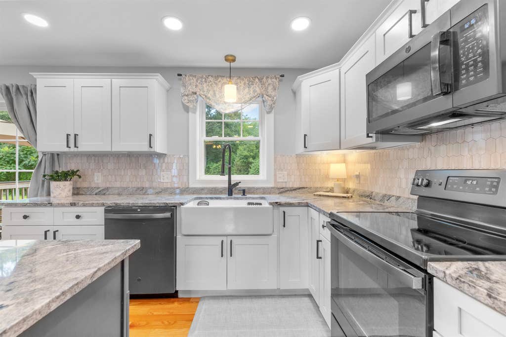 Photo of 10 Meghan Drive, Sandown, NH 03873 (MLS # 5103170)
