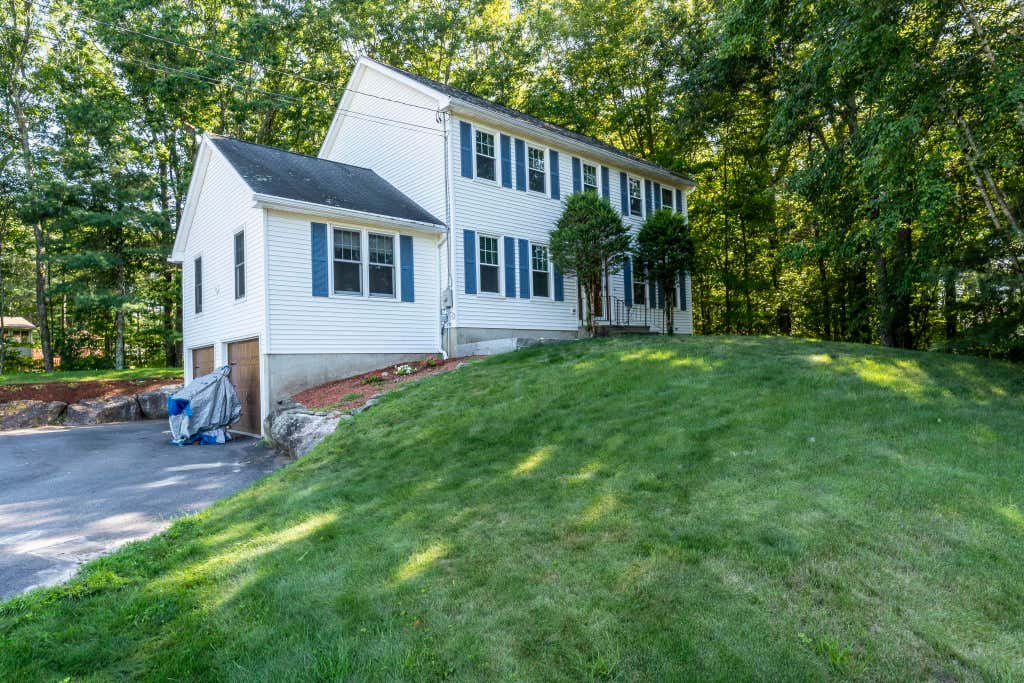 Photo of 96 Lindsey Way, Goffstown, NH 03045 (MLS # 5104073)