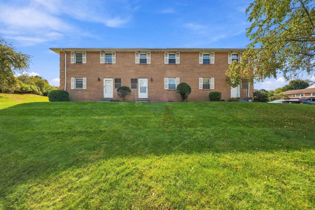 Photo of 102 Elmwood Drive, Hudson, NH 03051 (MLS # 5111890)