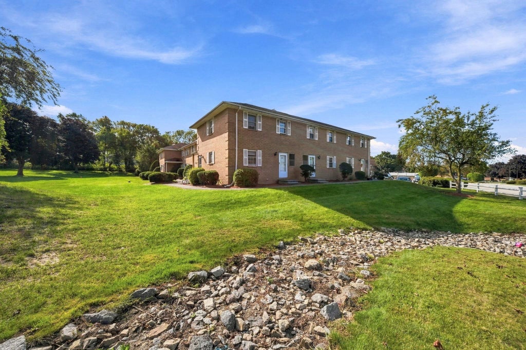 Photo of 102 Elmwood Drive, Hudson, NH 03051 (MLS # 5111890)