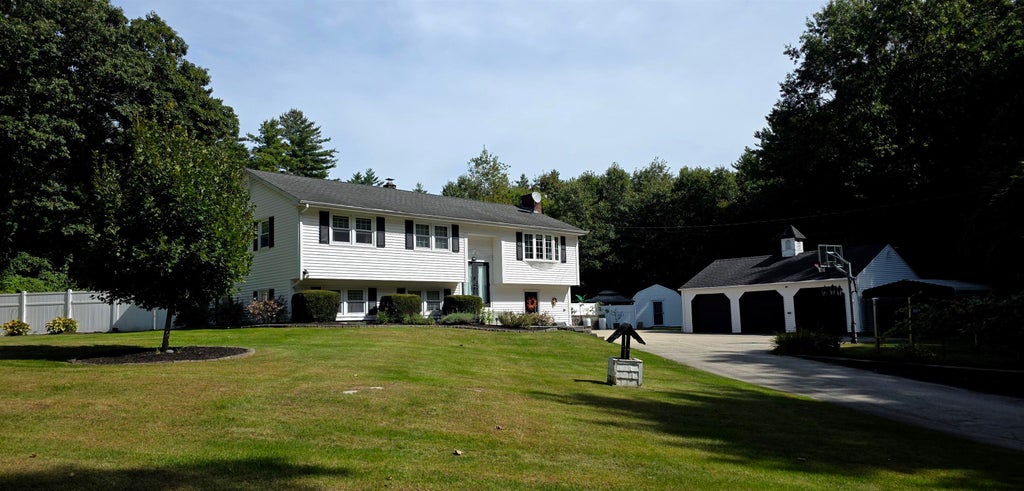 Photo of 5 Pettingale Road, Amherst, NH 03031 (MLS # 5111244)