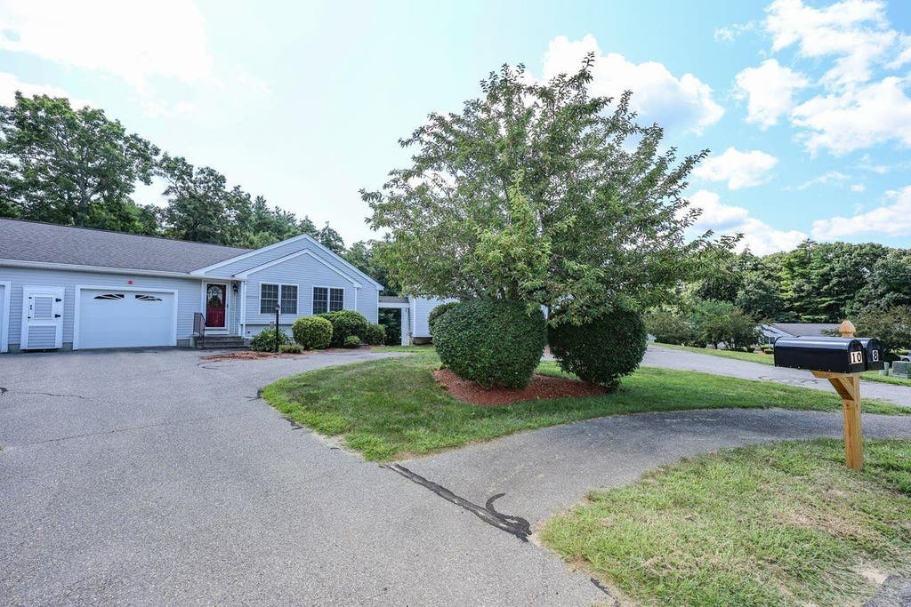 Photo of 8 Rainbow Drive, Londonderry, NH 03053 (MLS # 5104807)