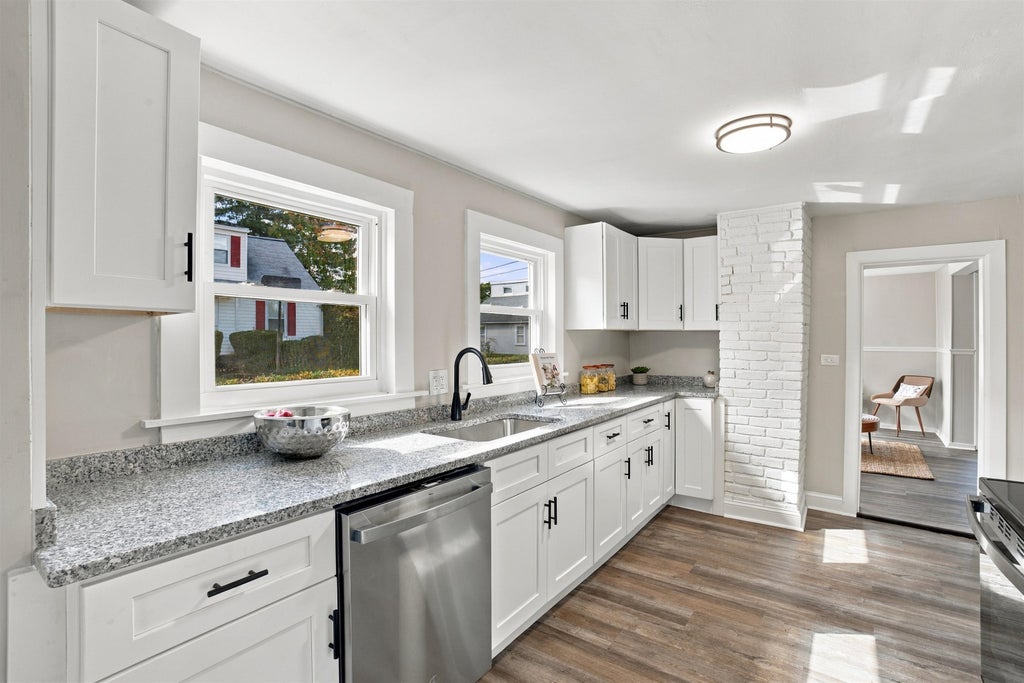 Photo of 186 Peabody Avenue, Manchester, NH 03109 (MLS # 5113286)