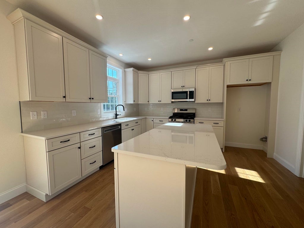 Photo of 124 South Road, Londonderry, NH 03053 (MLS # 5108737)