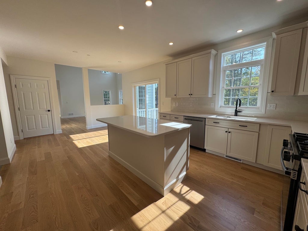 Photo of 124 South Road, Londonderry, NH 03053 (MLS # 5108737)