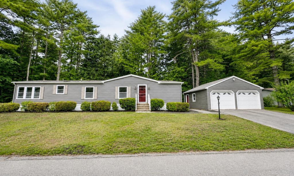Photo of 33 Murray Drive, Rochester, NH 03868 (MLS # 5102387)