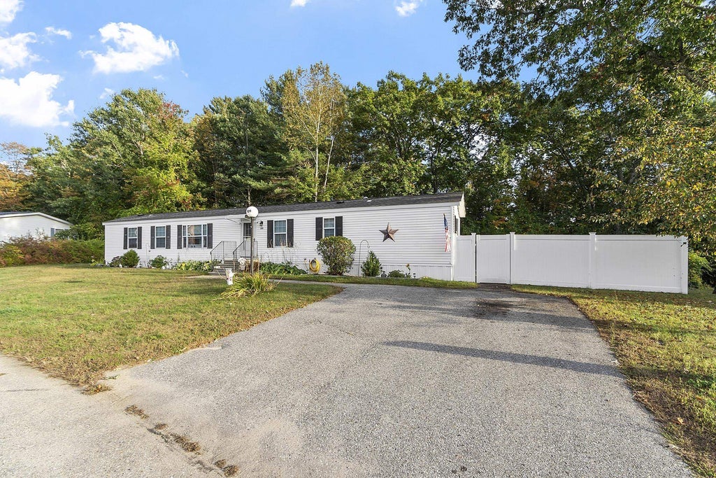 Photo of 109 Spruce Drive, Farmington, NH 03835 (MLS # 5112755)