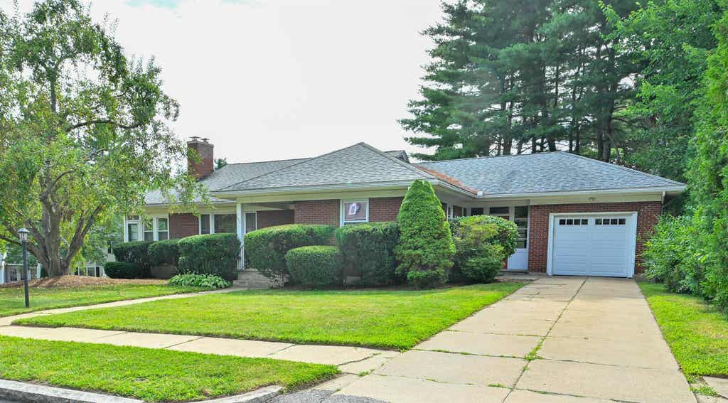 Photo of 606 Ray Street, Manchester, NH 03104 (MLS # 5103477)