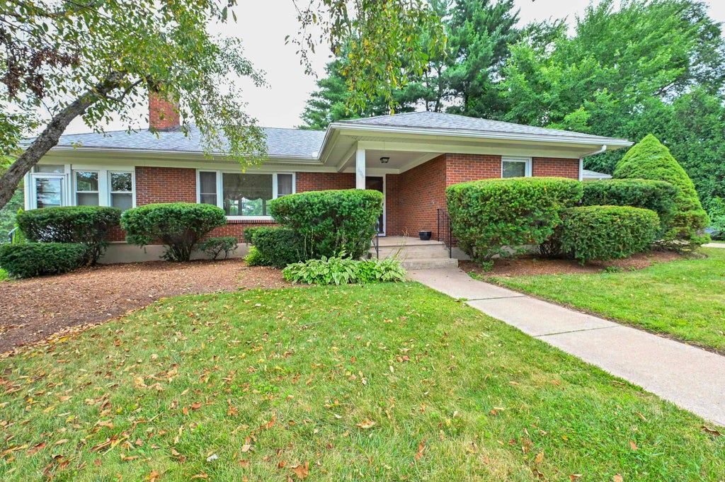 Photo of 606 Ray Street, Manchester, NH 03104 (MLS # 5103477)