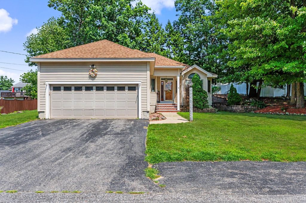 Photo of 7 Hastings Lane, Nashua, NH 03064 (MLS # 5101088)