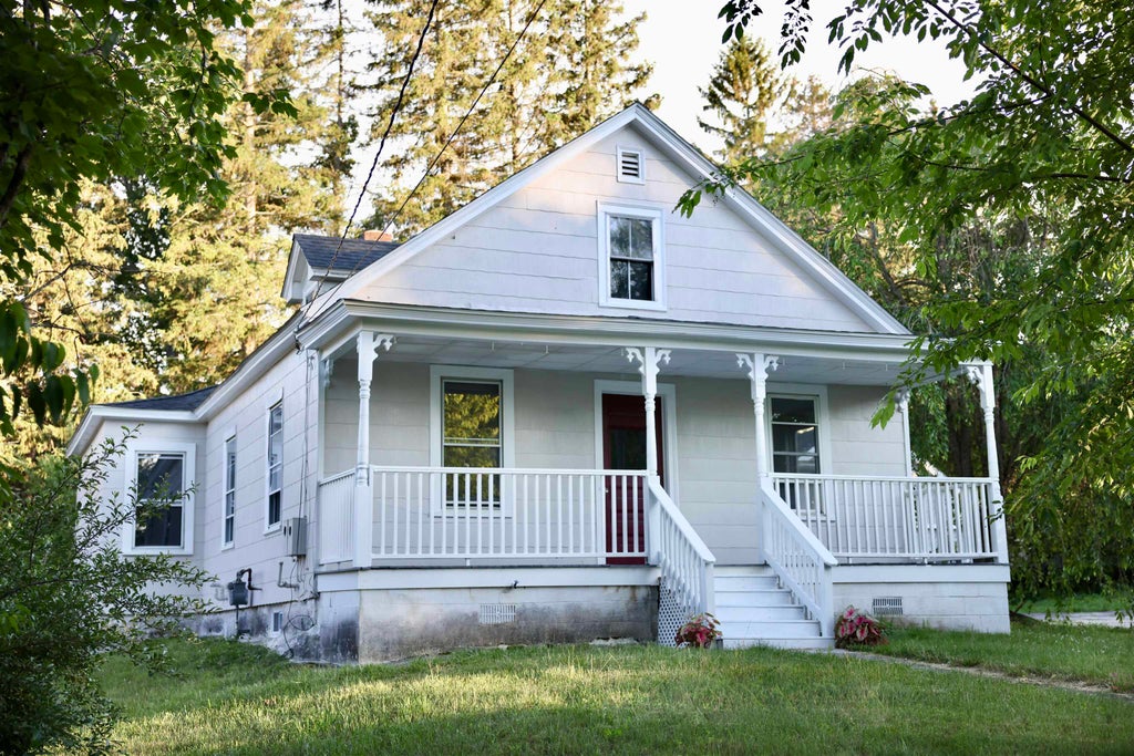 Photo of 15 Warren Avenue, Goffstown, NH 03045 (MLS # 5095950)