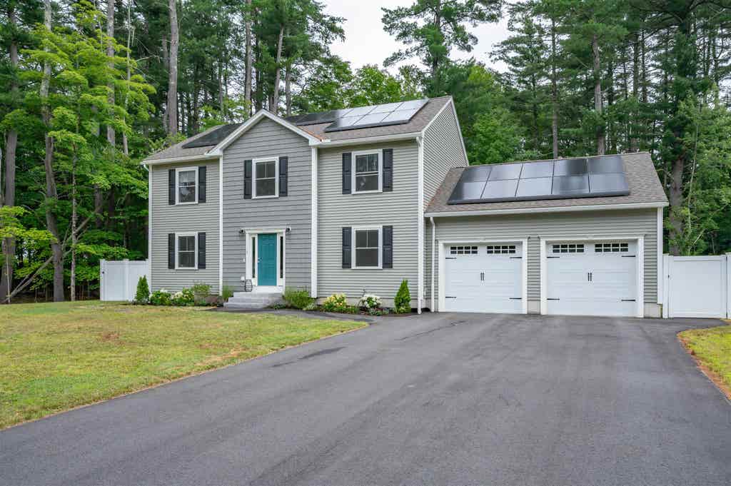 Photo of 2 Lorelai Way, Nashua, NH 03062 (MLS # 5102109)