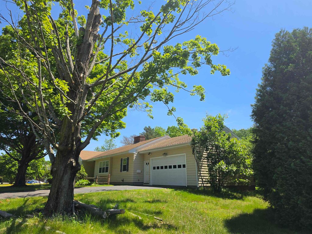 Photo of 51 Eastern Avenue, Rochester, NH 03867 (MLS # 5093834)
