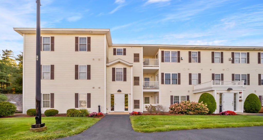 Photo of 12 Vista Ridge Drive #40, Londonderry, NH 03053 (MLS # 5106679)