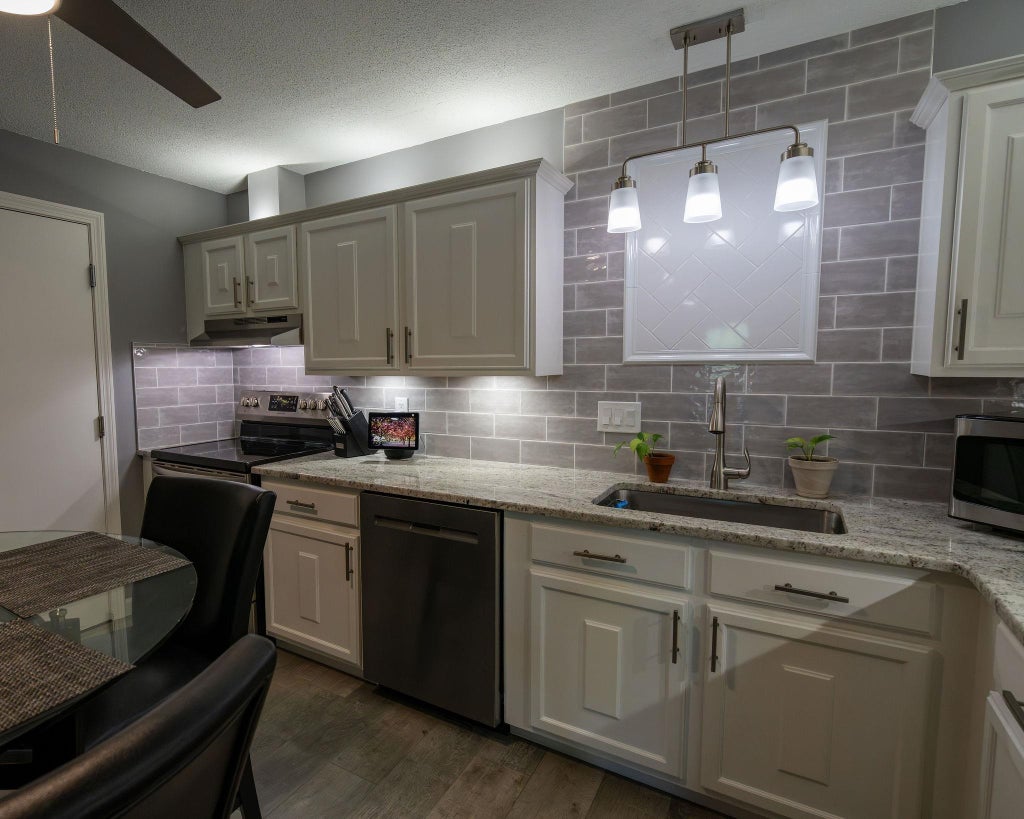 Photo of 6 Autumn Leaf Drive #18, Nashua, NH 03060 (MLS # 5106856)
