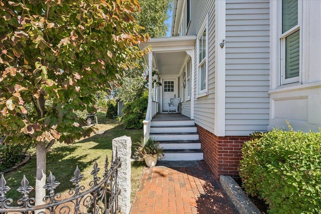 Photo of 65 Rogers Street, Portsmouth, NH 03801 (MLS # 5109503)