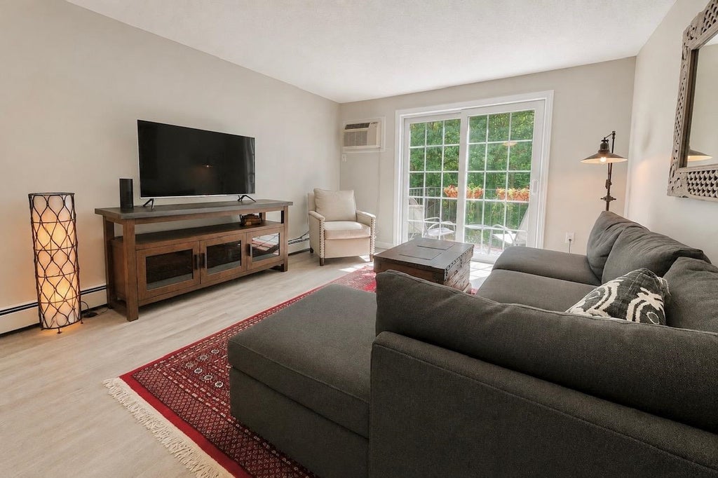 Photo of 512 White Cedar Boulevard, Portsmouth, NH 03801 (MLS # 5108624)