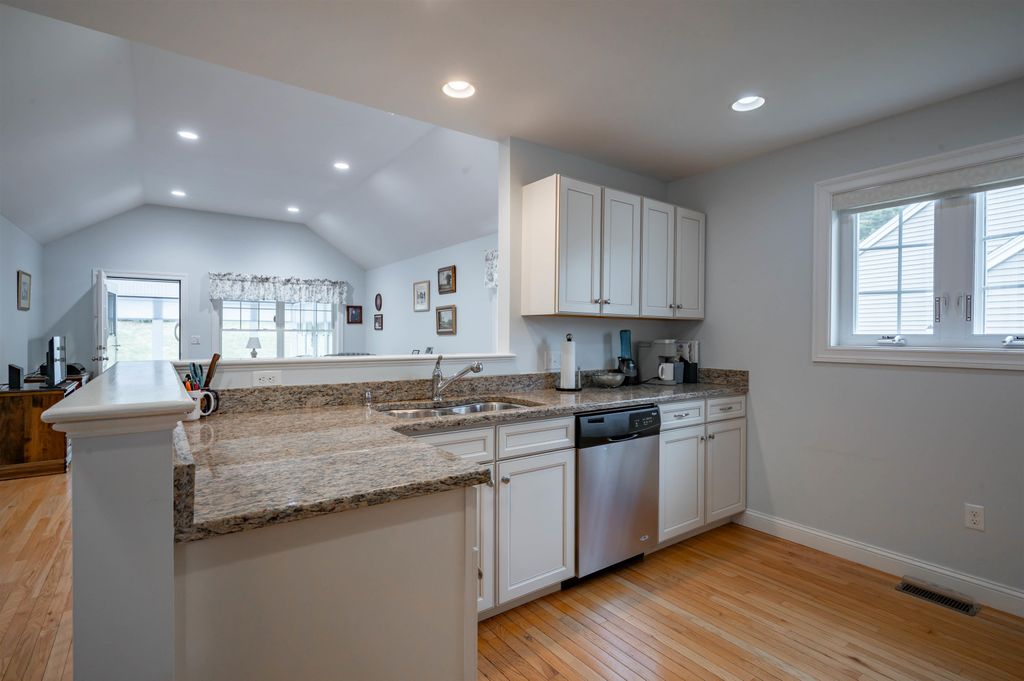 Photo of 6 Elystan Circle, Nashua, NH 03064 (MLS # 5101223)