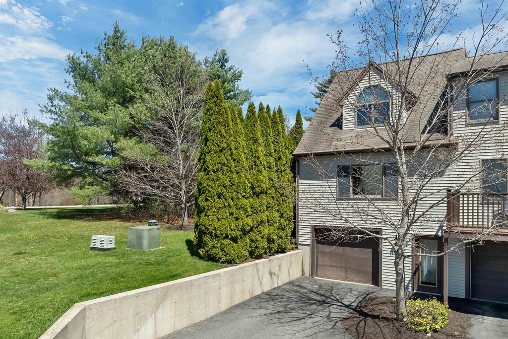 Photo of 422 Ledgeview Drive, Rochester, NH 03867 (MLS # 5086734)