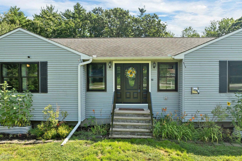 Photo of 10 Pinewood Drive, Somersworth, NH 03878 (MLS # 5105353)